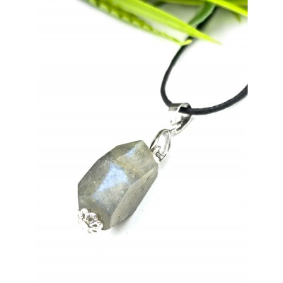 Подвеска из лабрадора