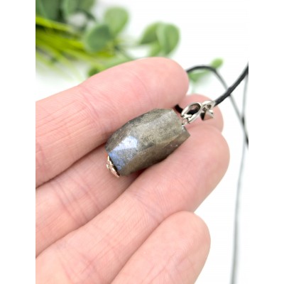 Подвеска из лабрадора