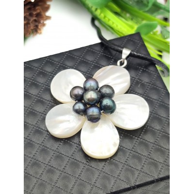 Подвеска из перламутра и жемчуга