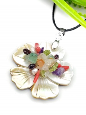 Подвеска Цветок из перламутра с жемчугом и самоцветами Подвеска Цветок из перламутра с жемчугом и самоцветами