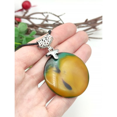 Подвеска из желто-зеленого агата