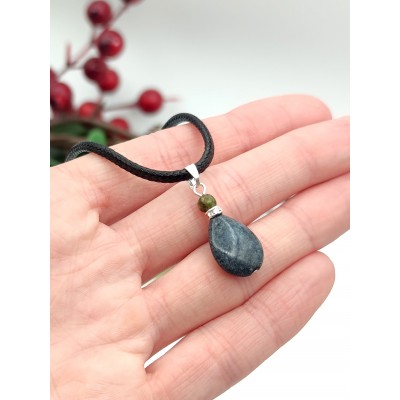 Подвеска с агатом и унакитом