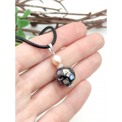 Подвеска с халиотисом и персиковым жемчугом