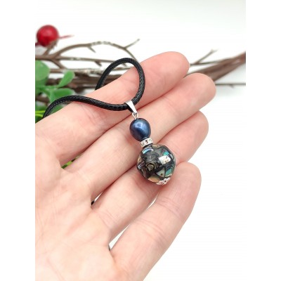 Подвеска с халиотисом и синим жемчугом