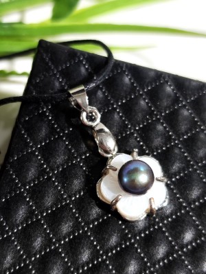 Подвеска с перламутром и синим жемчугом