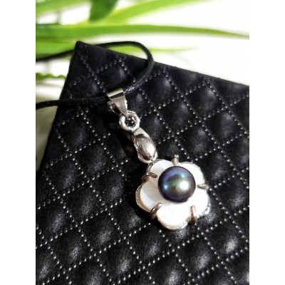 Подвеска с перламутром и синим жемчугом