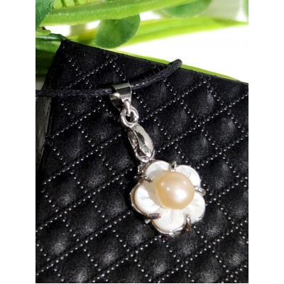 Подвеска с перламутром и персиковым жемчугом