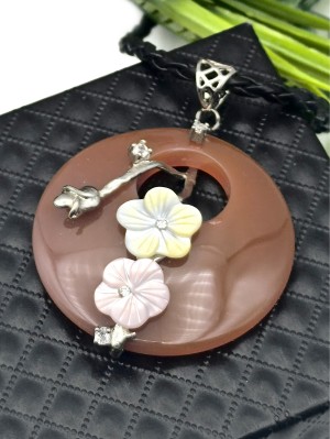 Подвеска с сердоликом и перламутром