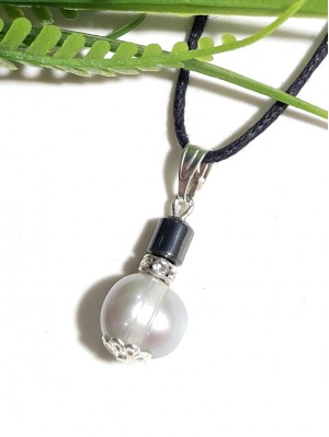 Подвеска с серебристым жемчугом и гематитом