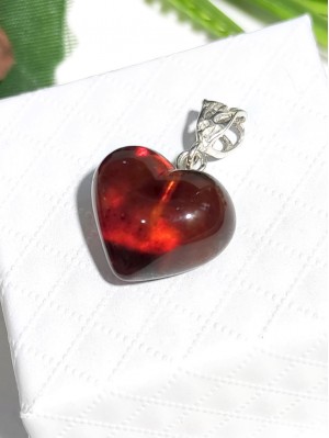 Подвеска сердечко из коньячного янтаря