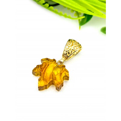 Подвеска кленовый лист из коньячного янтаря