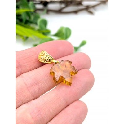 Подвеска кленовый лист из коньячного янтаря