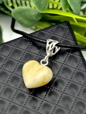 Подвеска сердечко из белого королевского янтаря