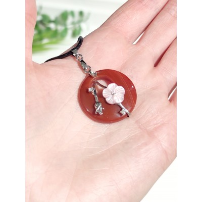 Подвеска с сердоликом и перламутром Подвеска с сердоликом и перламутром