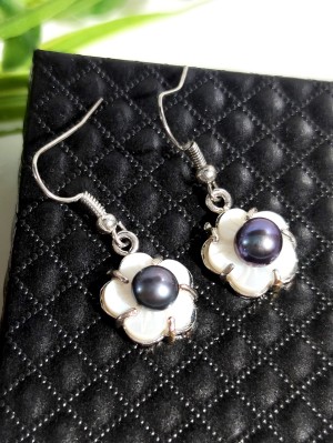 Серьги с перламутром и синим жемчугом